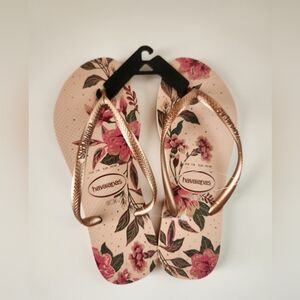 NWT Women's Havaianas Floral with Rose Gold Metallic Skinny Strap Flip-flops